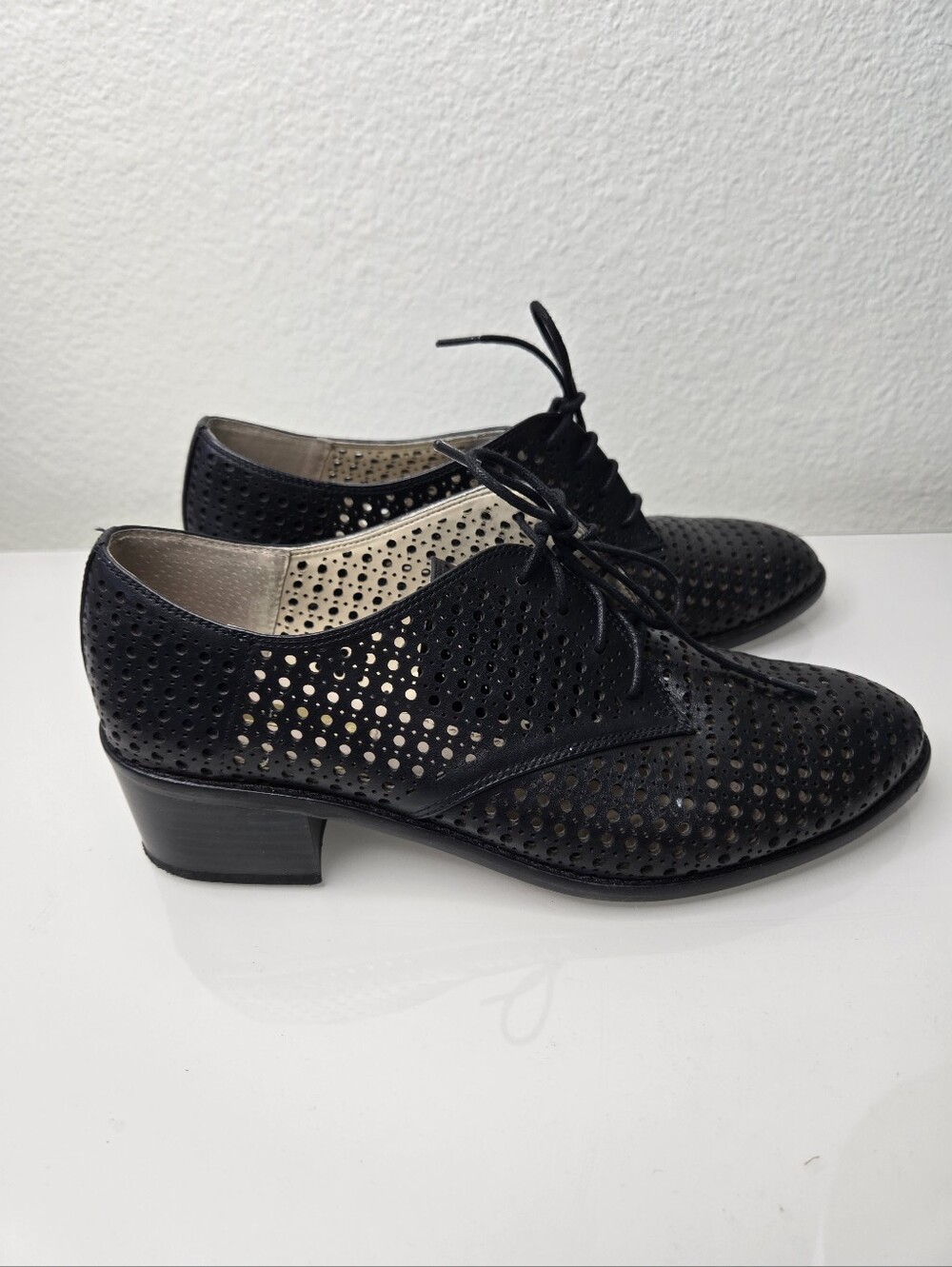 Louis Et Cie Black Perforated Leather Lace-Up Brogues Size 8.5/ 38.5 - Picture 2 of 7